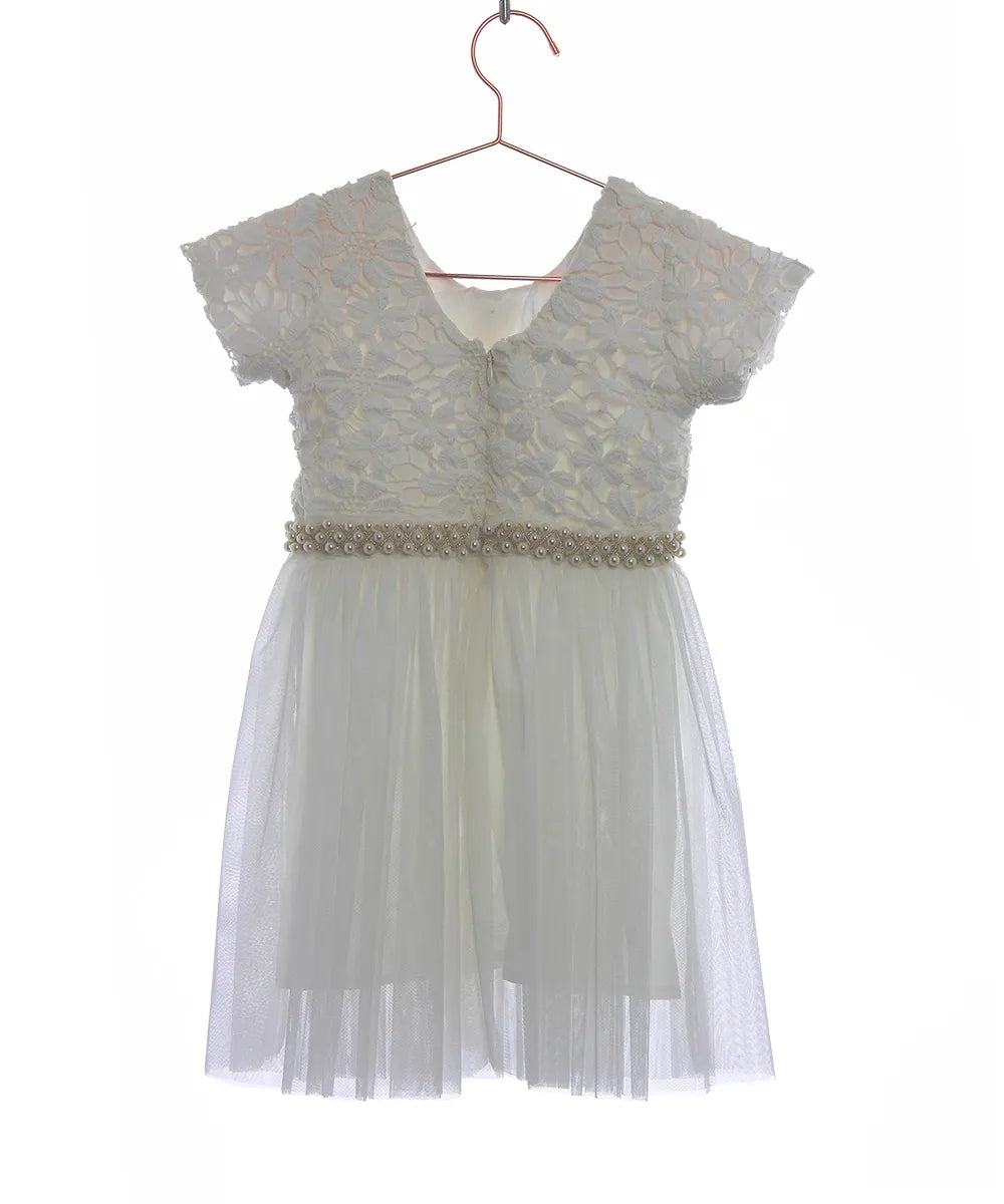 שמלת אריתה עם תחרה וחצאית טול בצבע לבן