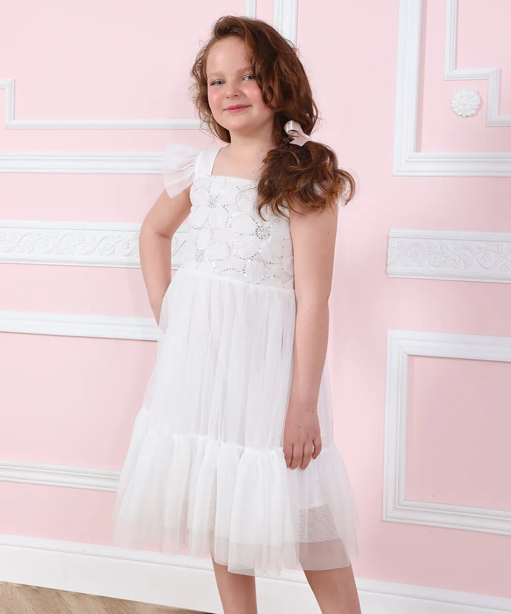 שמלת שושבינה לבנה מטול רומנטית לילדה חגיגית לאירוע